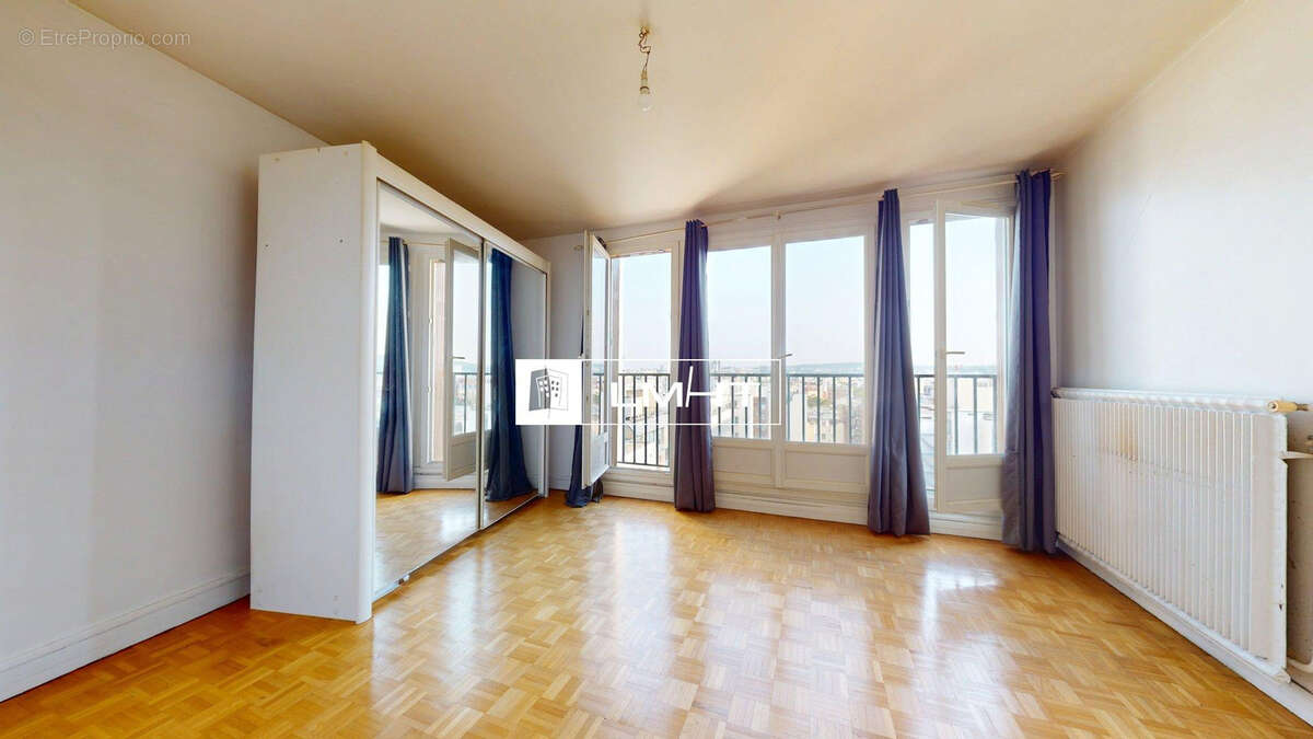 Dernier étage, vue dégagée plein Sud et beau potentiel pour ce studio de 32 m2 - photo 4