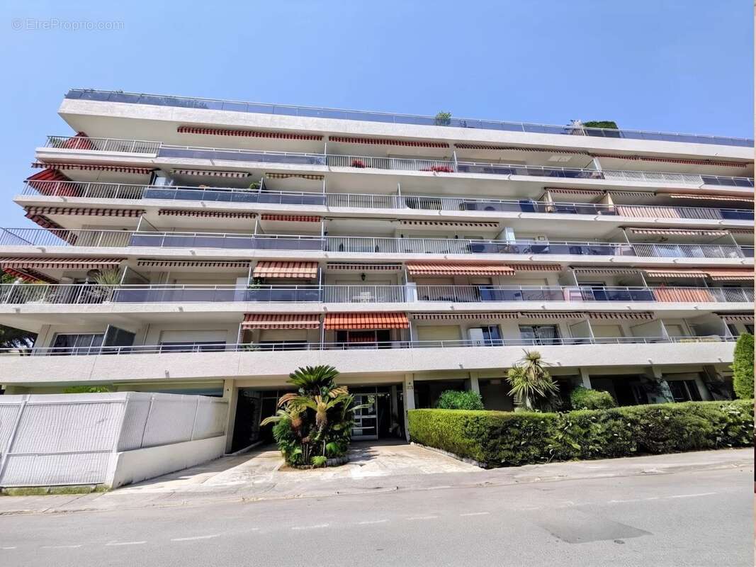 St-Laurent-du-Var / Le Port – Trois pièces d’exception – Appartement traversant et lumineux – Vue dégagée – Résidence avec pisci - photo 10
