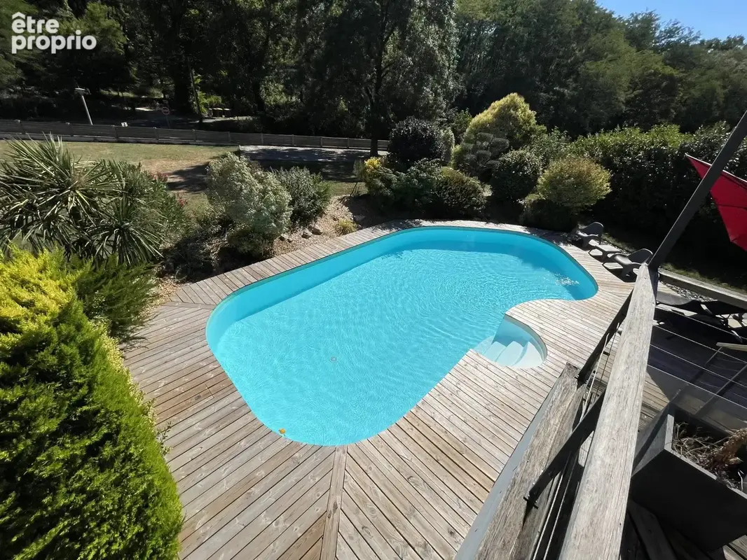 La piscine vue de la terrasse