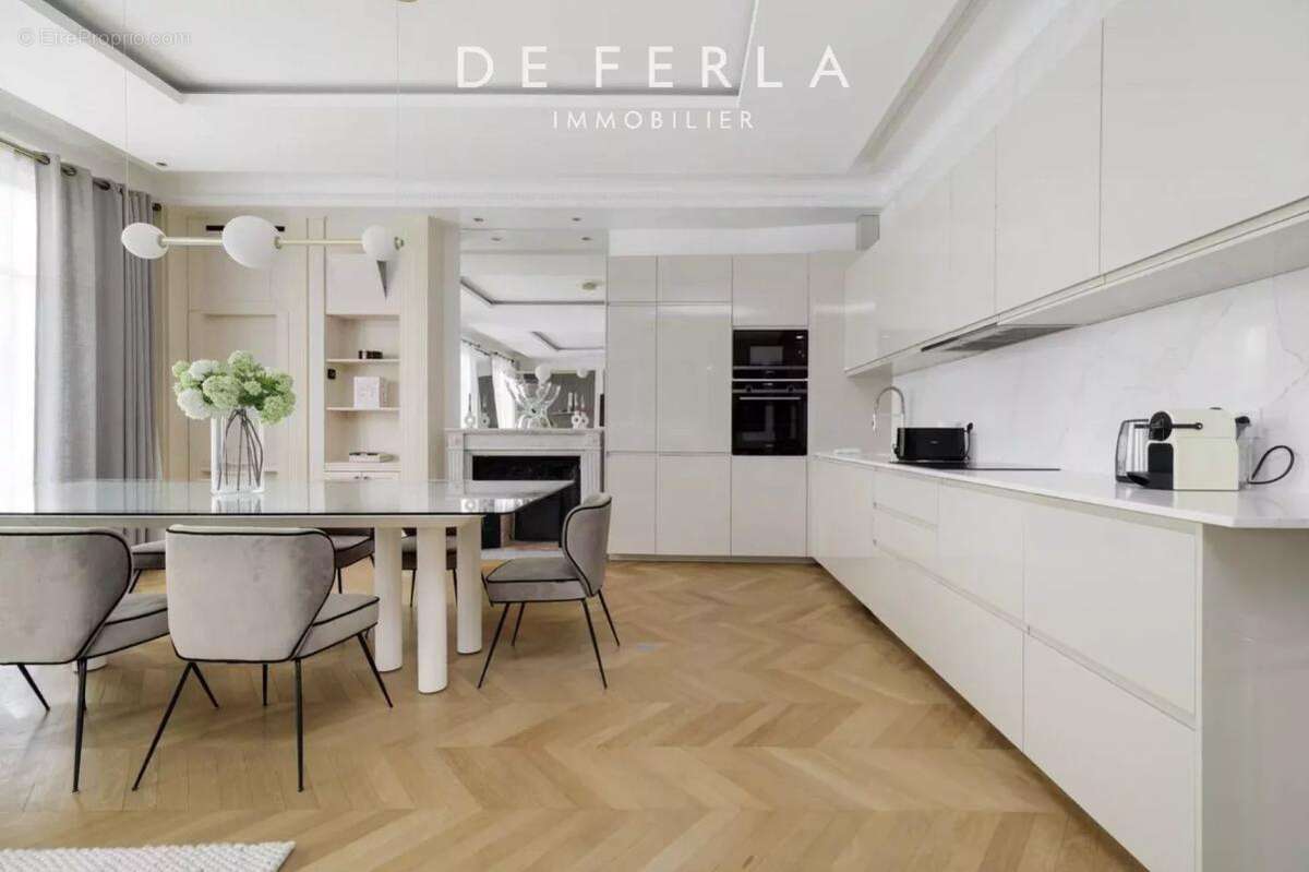 Appartement à PARIS-8E