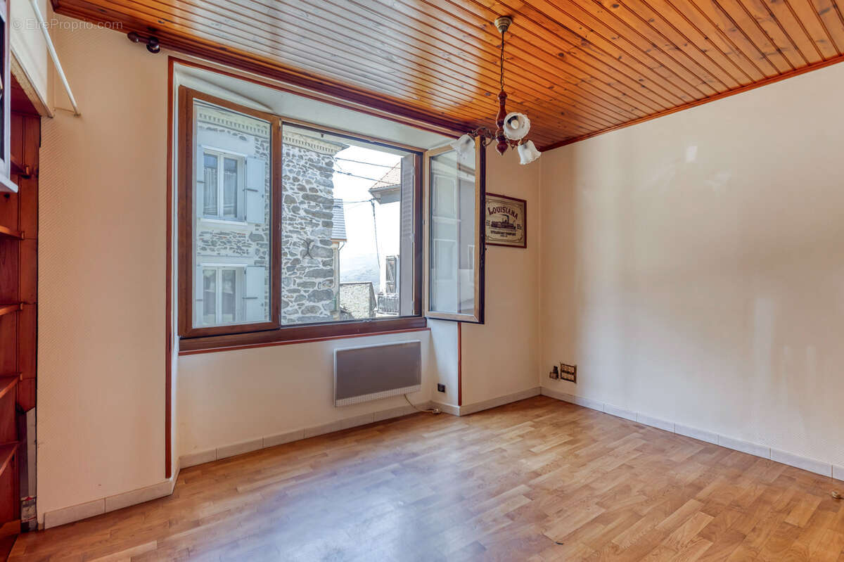 LA MOTTE D'AVEILLANS bourg : Maison de village 3P 51m2 mitoyenne à rénover + Terrain - photo 2