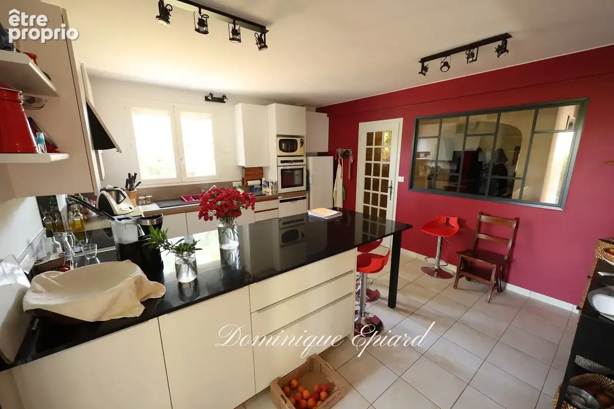 Maison de charme salon et véranda climatisée — demi plein-pied, DPE C — école et commerces à pied - photo 5