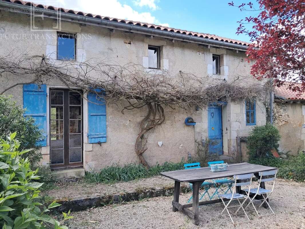 Maison à SAINT-FRONT-LA-RIVIERE