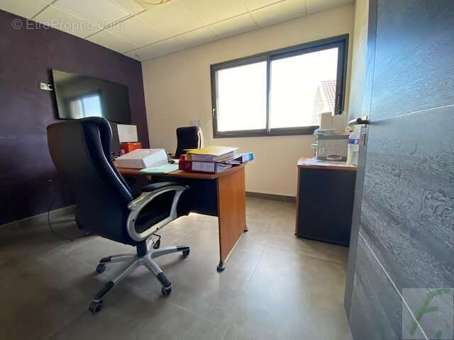 A vendre - Immeuble de bureaux à Barberaz - 240 m² sur quatre niveaux et 260 m² de foncier - photo 3