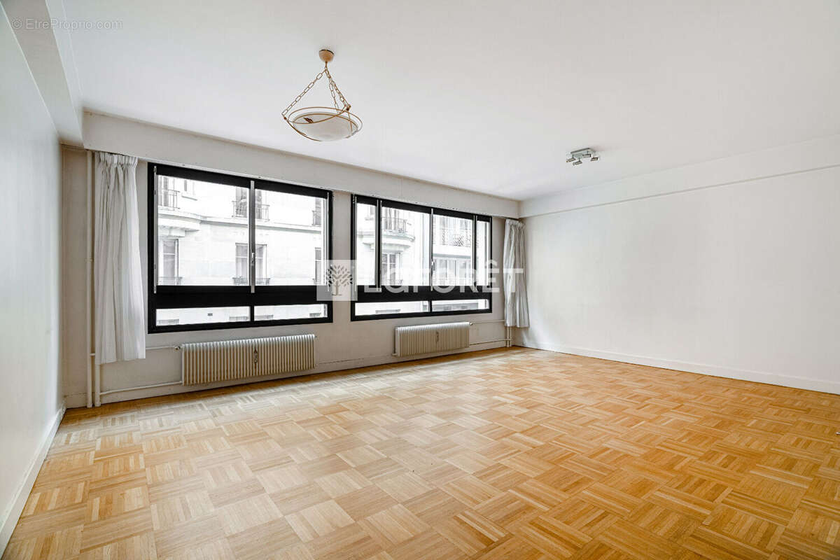 Appartement à PARIS-16E