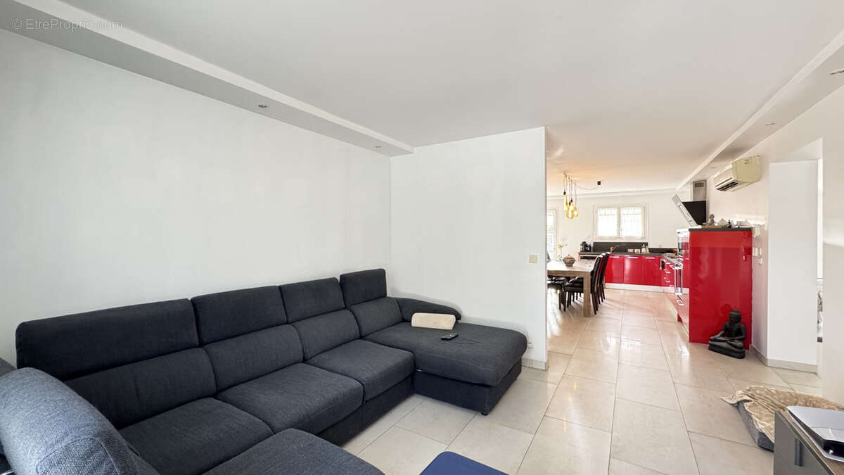 Maison à SAINT-LAURENT-DE-LA-SALANQUE