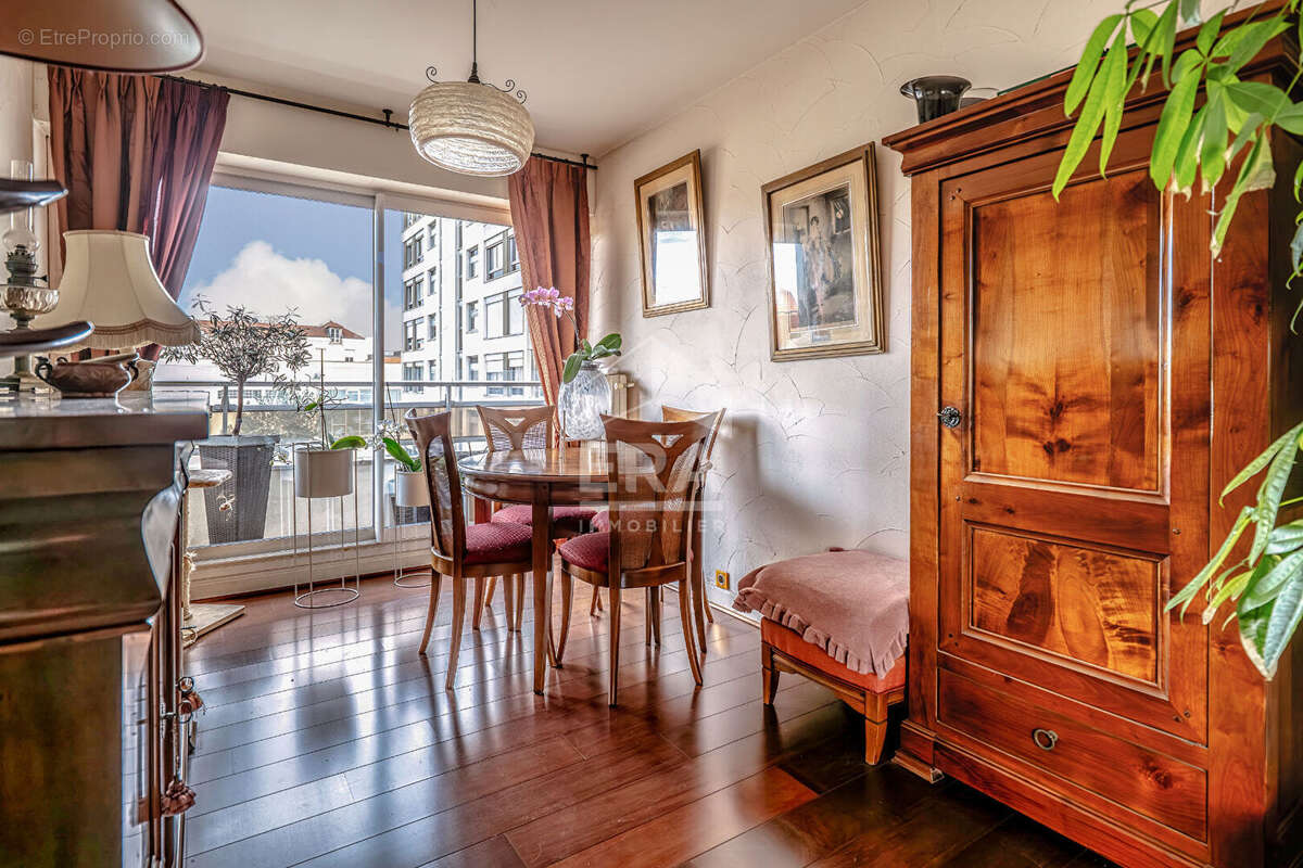 Appartement à COURBEVOIE