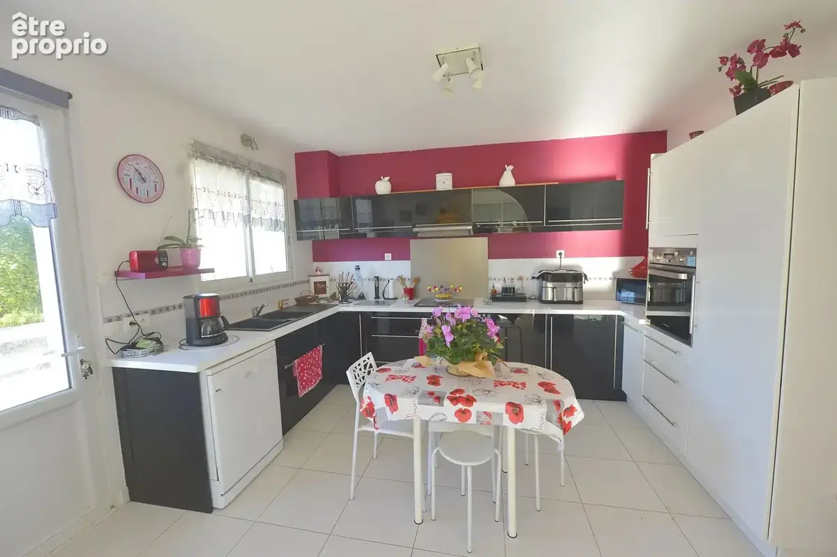 Maison 220 m² à Meursac  - photo 3