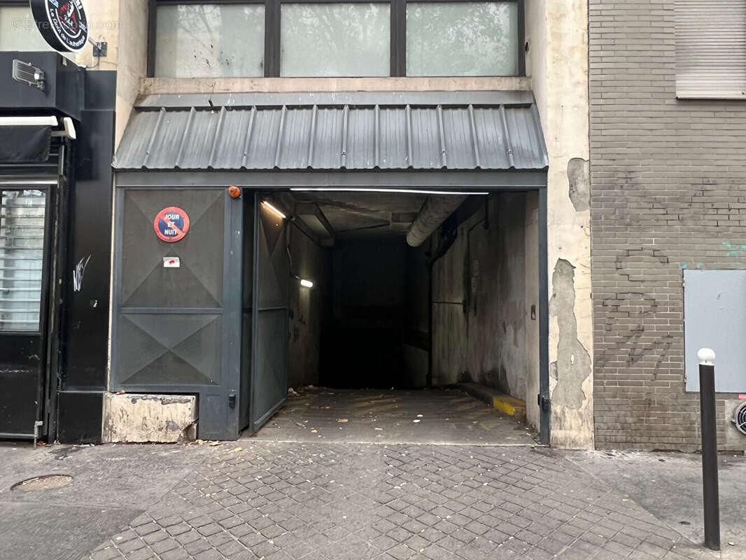 Parking à PARIS-18E