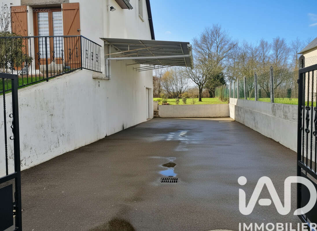 Photo 2 - Maison à AMBRIERES-LES-VALLEES