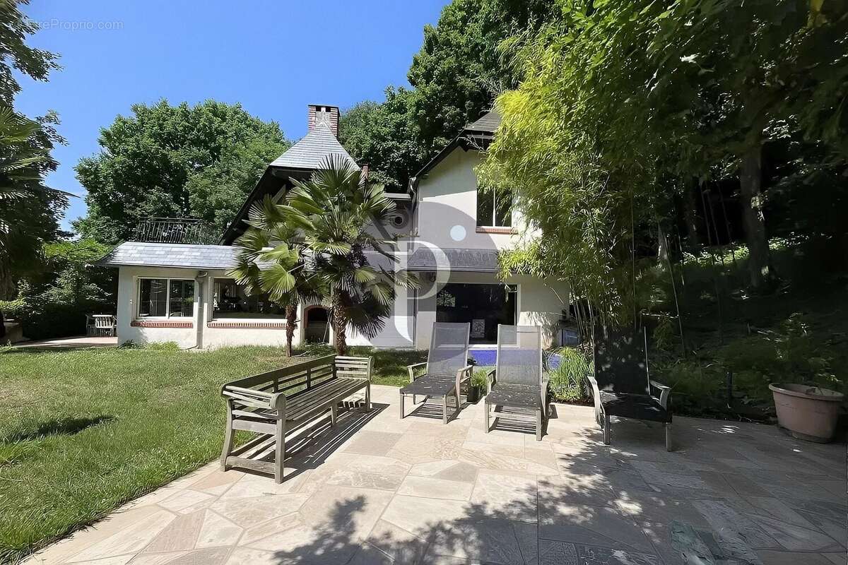 VAUHALLAN – Propriété 7 pièces – Réception 100 m² - Vue dominante – Terrain boisé 4726 m² - photo 4