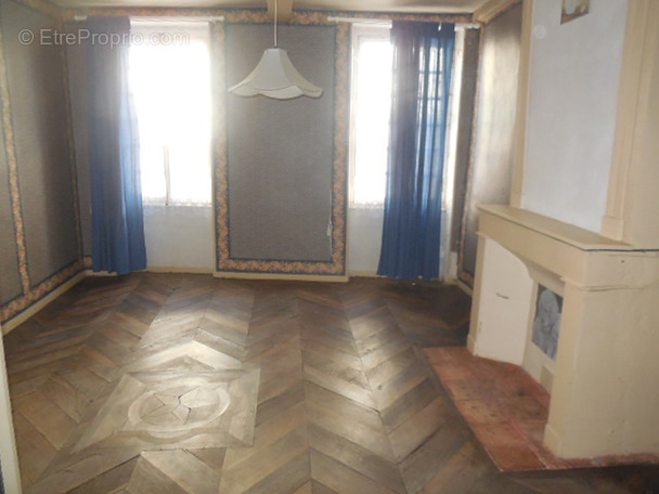 Appartement à MARINGUES