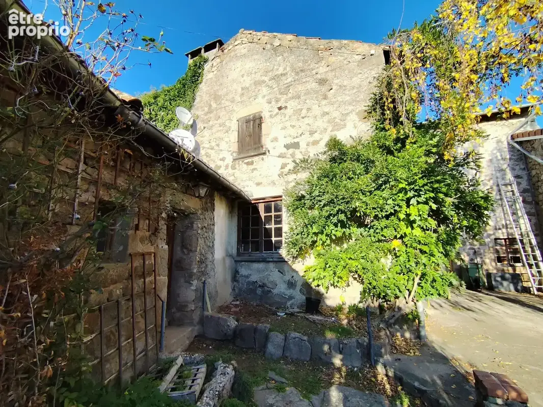 Bâtisse en pierre à rénover avec grange et terrain. - photo 3