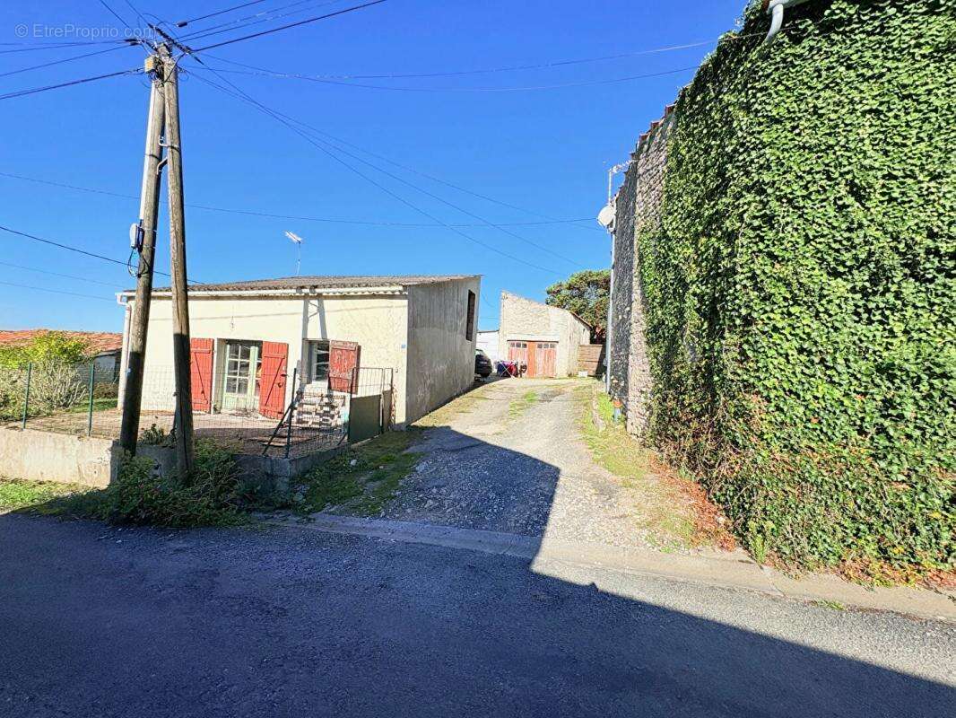 Maison à SAINT-GEORGES-DE-LONGUEPIERRE