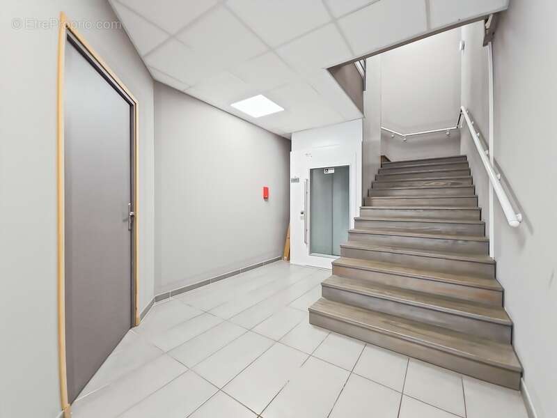 Sarrola-carcopino – baleone centre – pépinière de bureaux d'environ 342 m² - photo 2