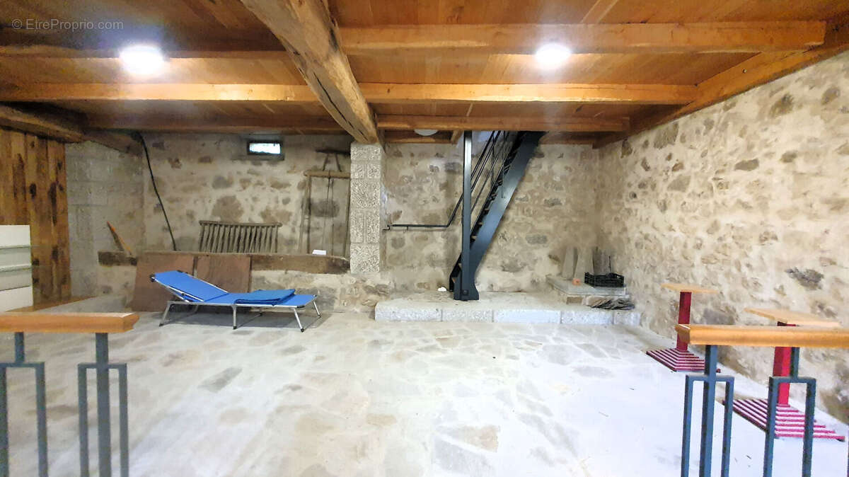 LUNAC  Propriété de caractère en pierre rénovée ?220 m² habitables  Dépendances  Spa Terrain 1 805 m² - photo 10