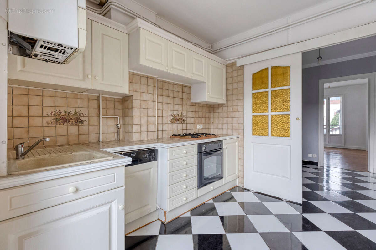 Rue des Alliés - Lumineux T3 de 61.03m2 traversant avec balcon - vue sur la Bastille - photo 7