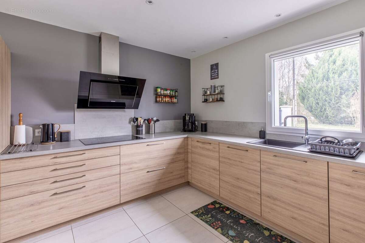 Maison à CHARBONNIERES-LES-VARENNES