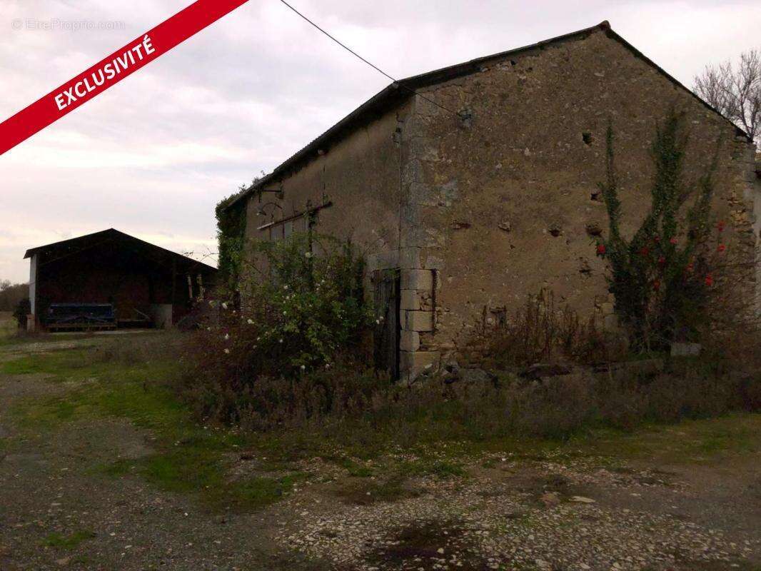 Belle grange et hangar en sortie de hameau - photo 3