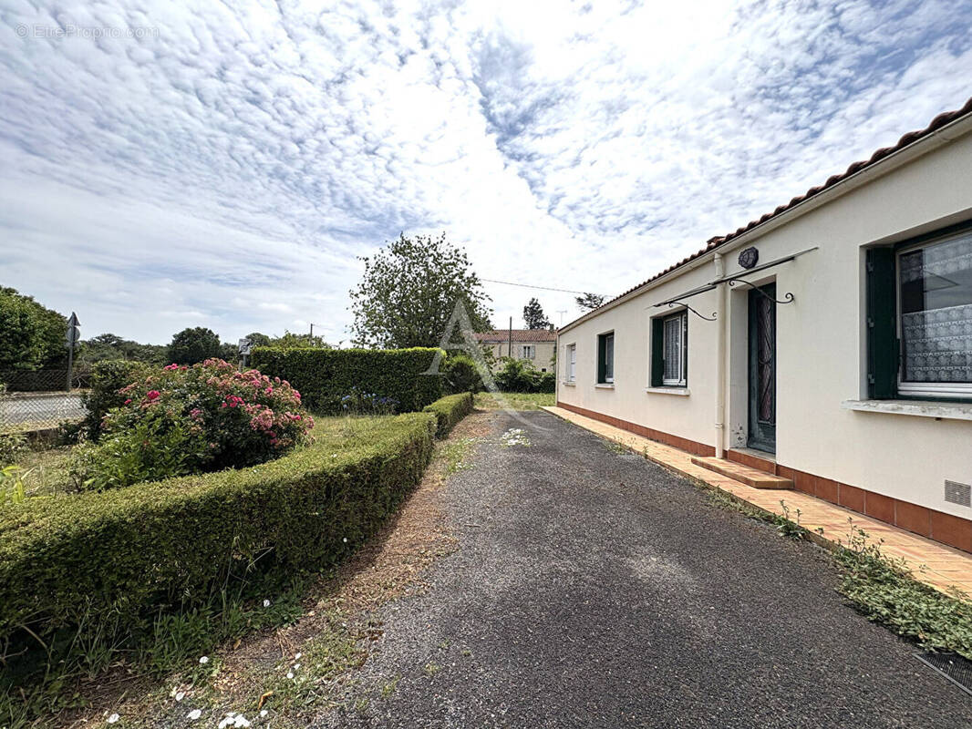 Maison à LE POIRE-SUR-VELLUIRE