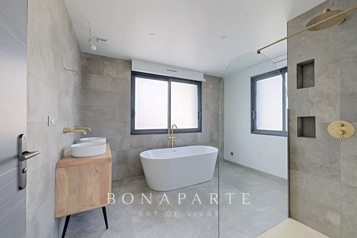 ANTONY centre – Maison récente de 230 m² avec ascenseur, piscine 8x4 et dépendances sur terrain de 1 150 m² - photo 14