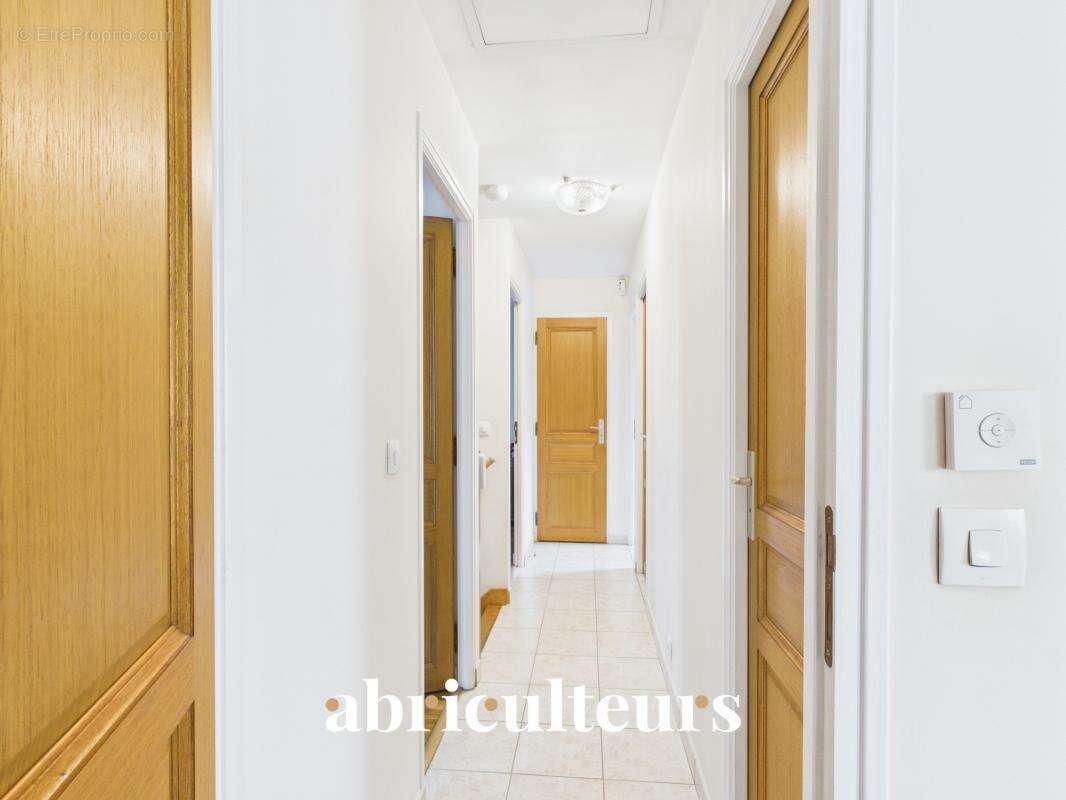 Maison familiale de 107m² avec terrasse et jardin - en vente à Versailles Porchefontaine (78000) - photo 14