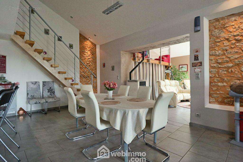 Un espace repas avec le charme de la pierre, - Maison à MARIGNY-CHEMEREAU