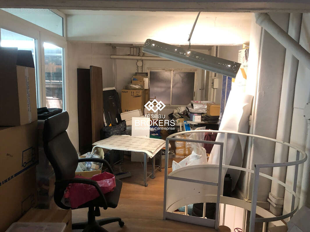 Bureaux mezzanine - Commerce à MONTREUIL