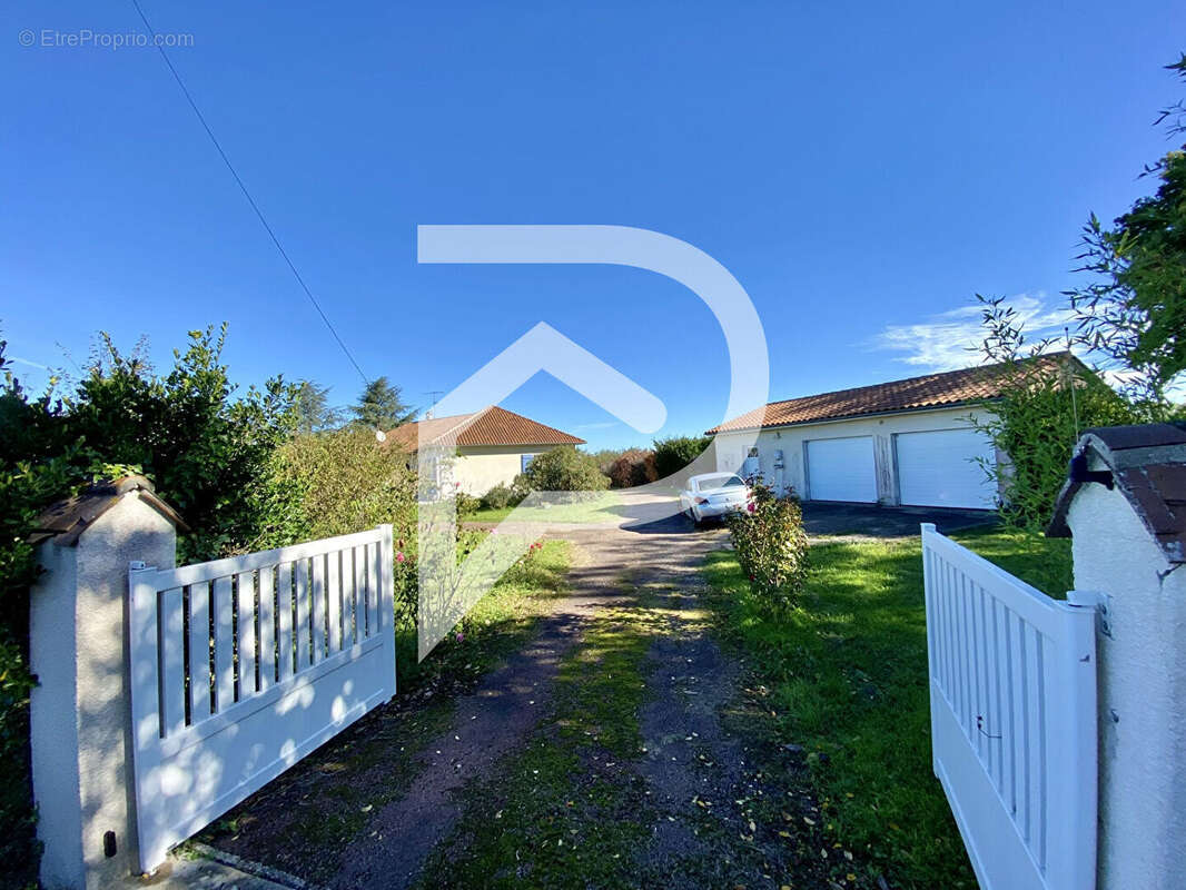 Maison à SAINT-SULPICE-DE-ROUMAGNAC