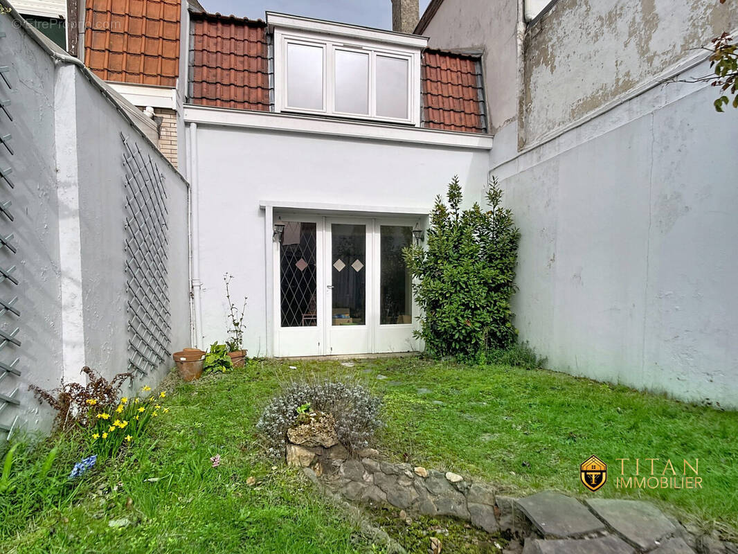  Garage de 67 m² transformable en maison avec jardin à Dunkerque (59430) - Maison à FORT-MARDYCK