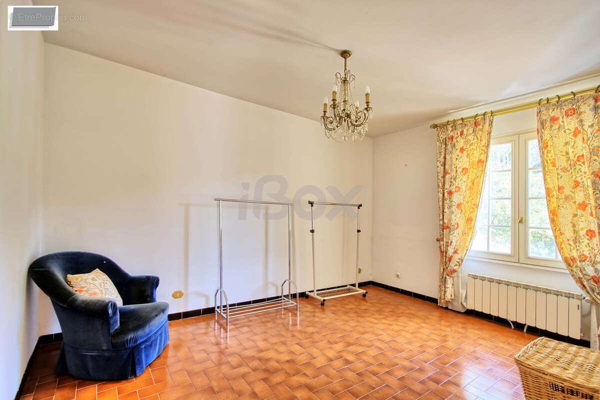 Le Revest les Eaux, grande maison de 160m2 sur 2211m2 de terrain - photo 14