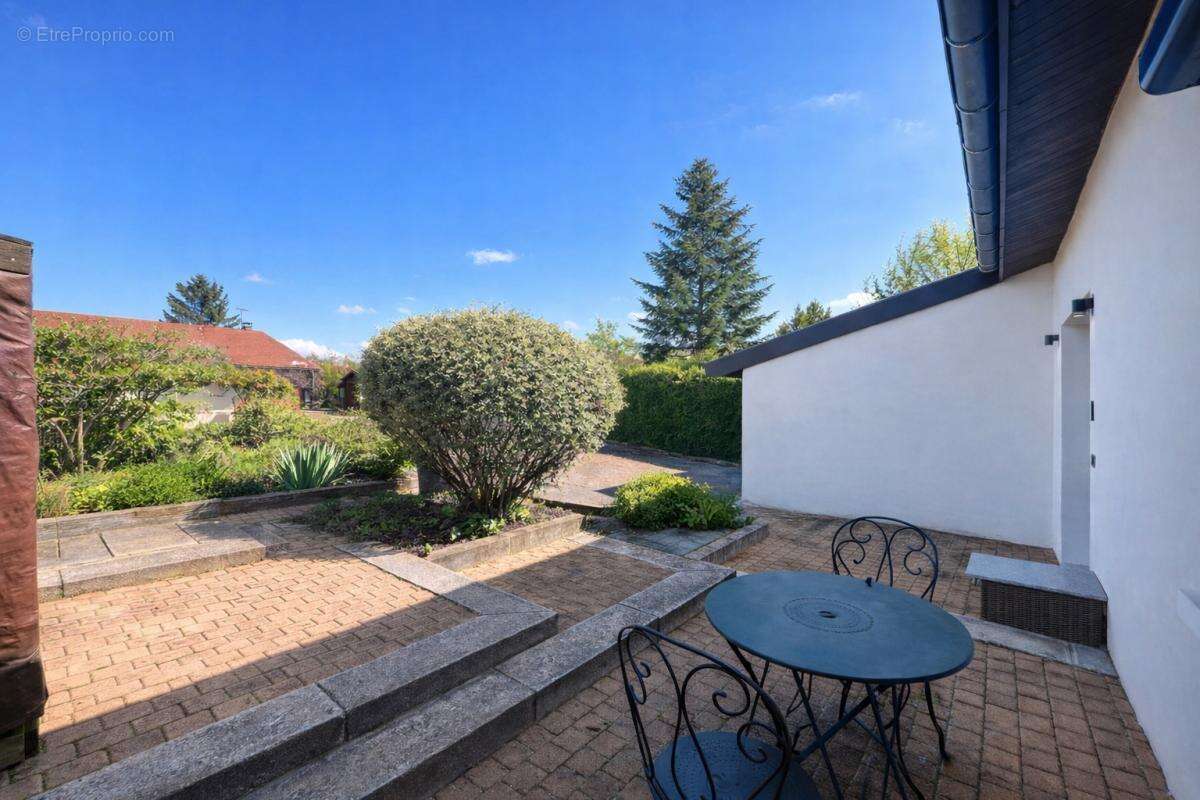 Maison à SAINT-GENIS-POUILLY