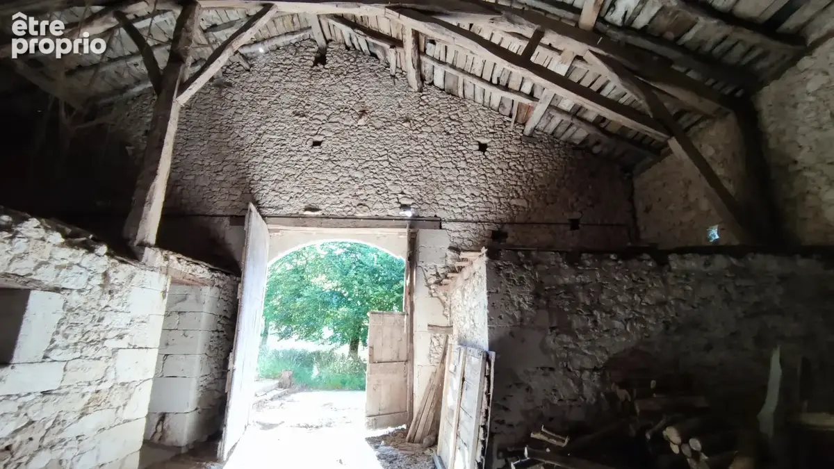 Beau potentiel pour cette propriété en pierre à rénover avec une maison, une grange et un terrain 7802 m2 avec - photo 20