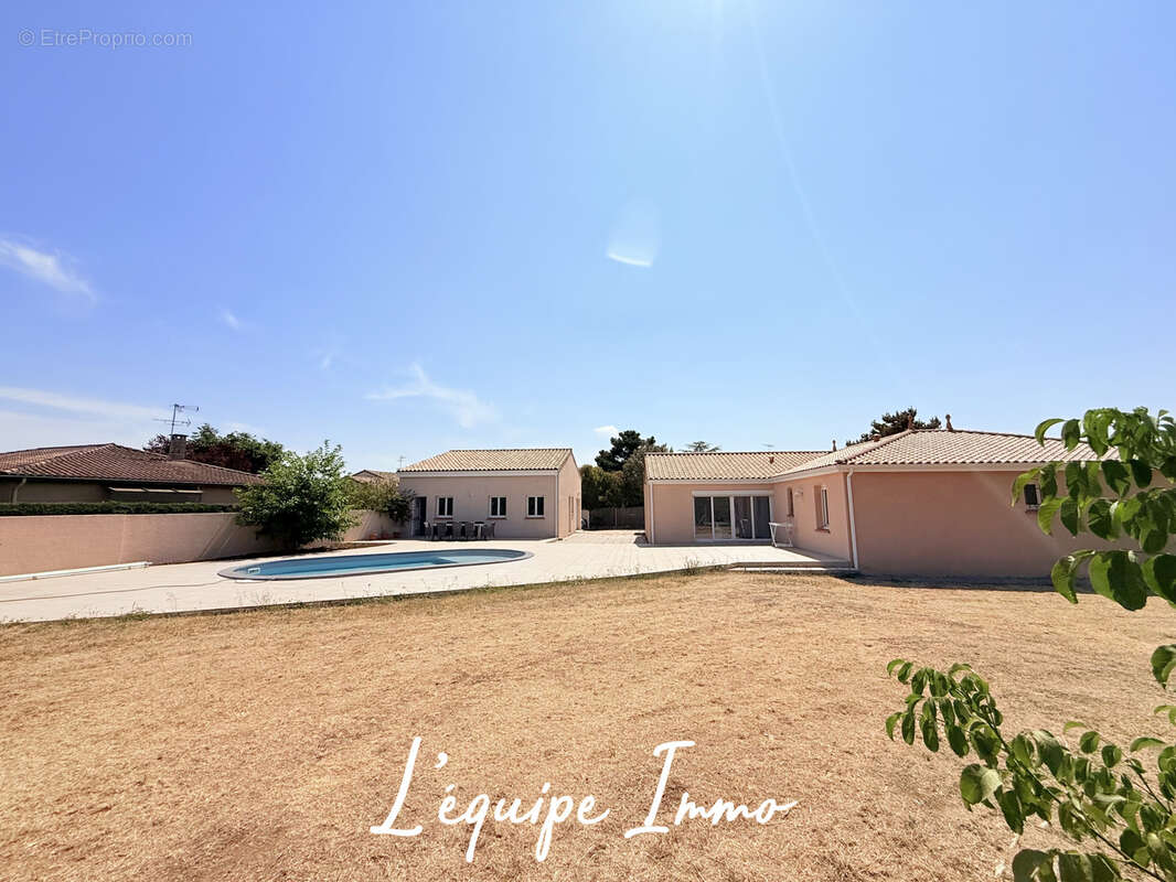 Maison T4 de 116 m2- Maison duplex T2- 2 garages- Piscine- Terrain de 1980 m2- - photo 4