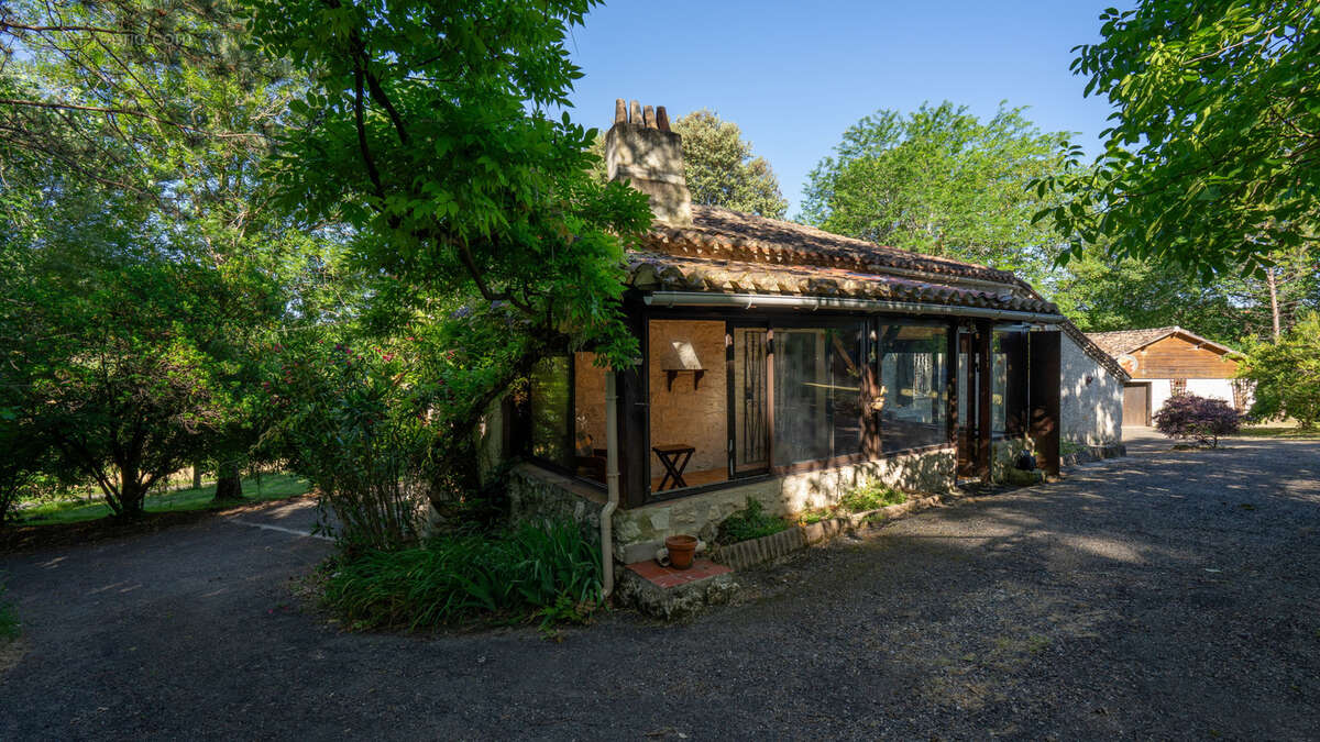 Maison en pierre de avec dépendances et gite - photo 4