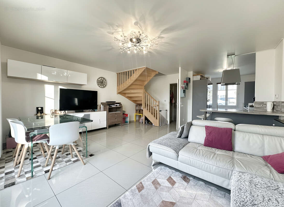 Maison à FONTENAY-LE-VICOMTE