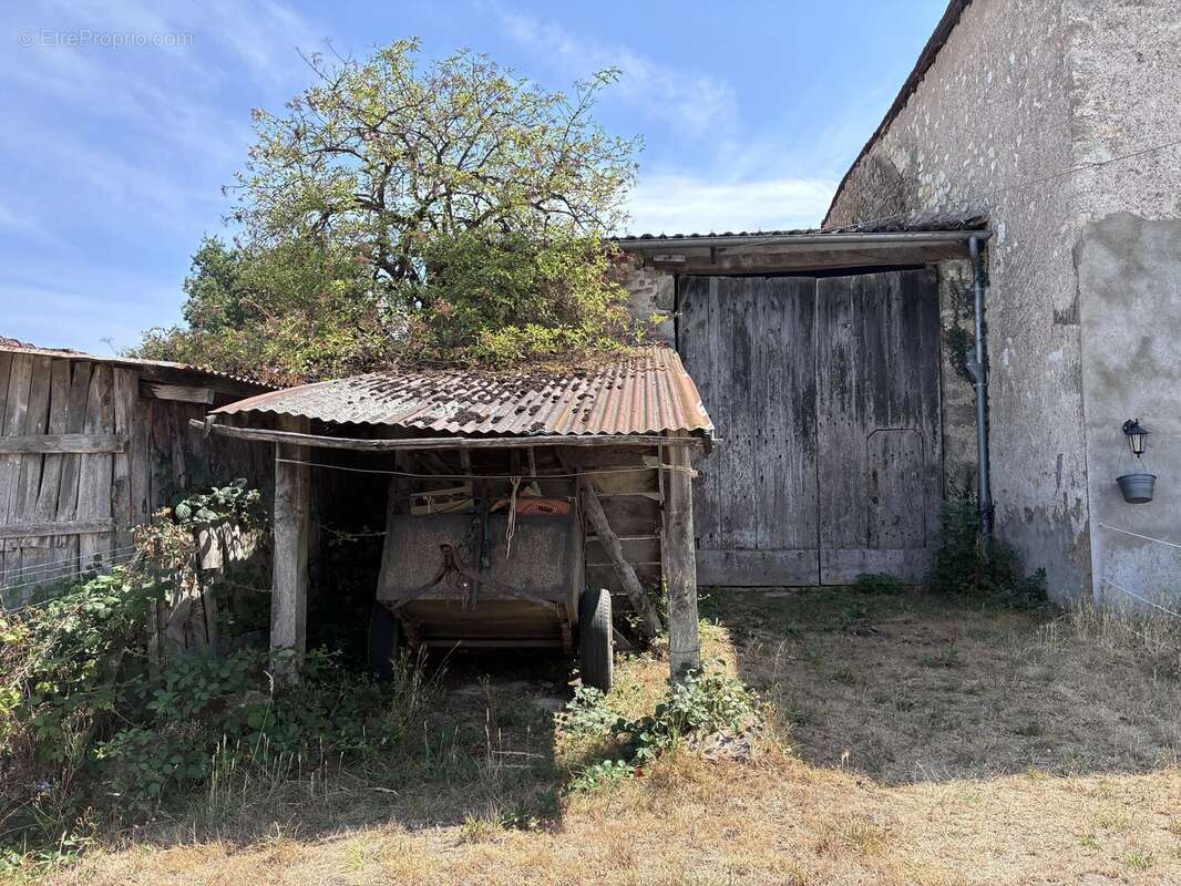 Petite maison de hameau avec une grange et un terrain - photo 15