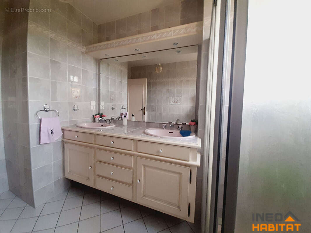 Maison à MONTREUIL-LE-GAST