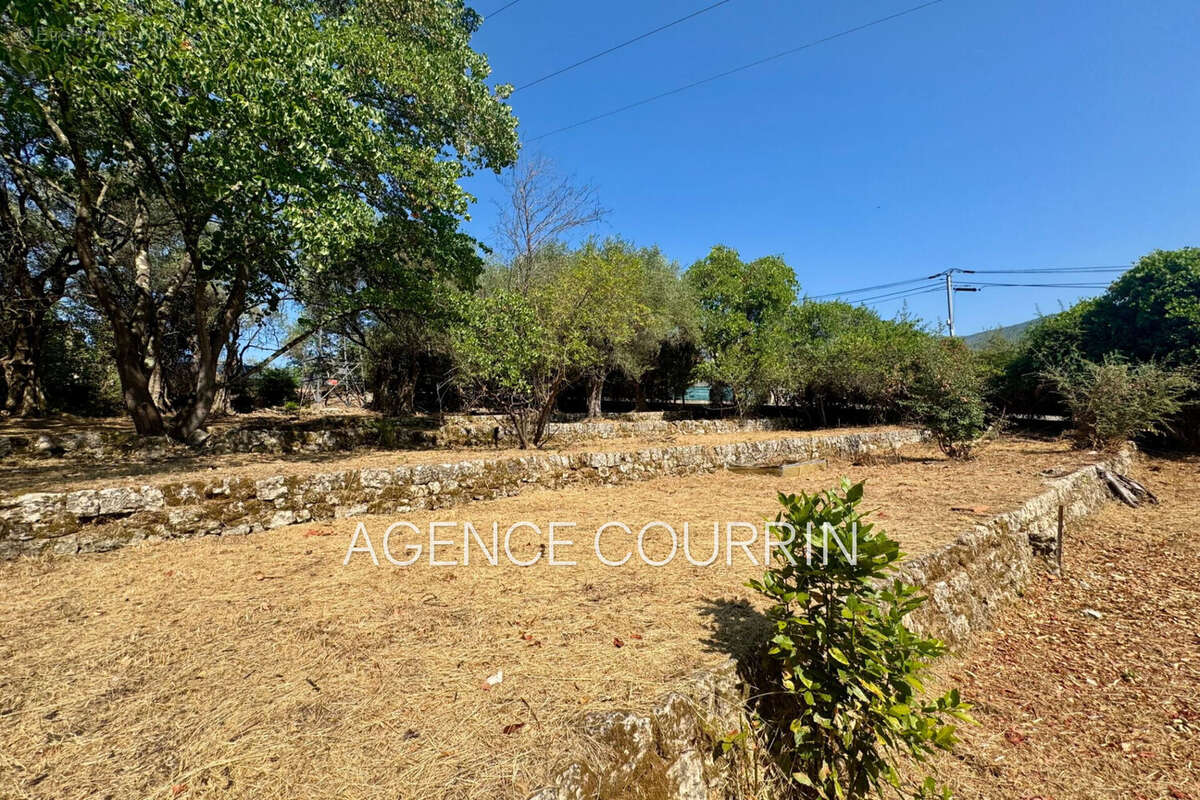 Terrain 846 m² à Grasse  - photo 2