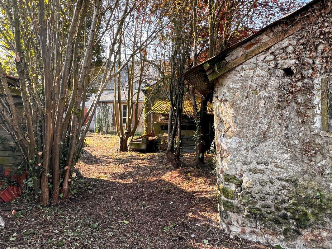  Bâtisse en pierres avec dépendances et fort potentiel à Saint-Péravy-la-Colombe  - photo 11