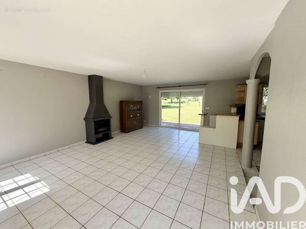 Maison 107 m² à Puyreaux  - photo 5
