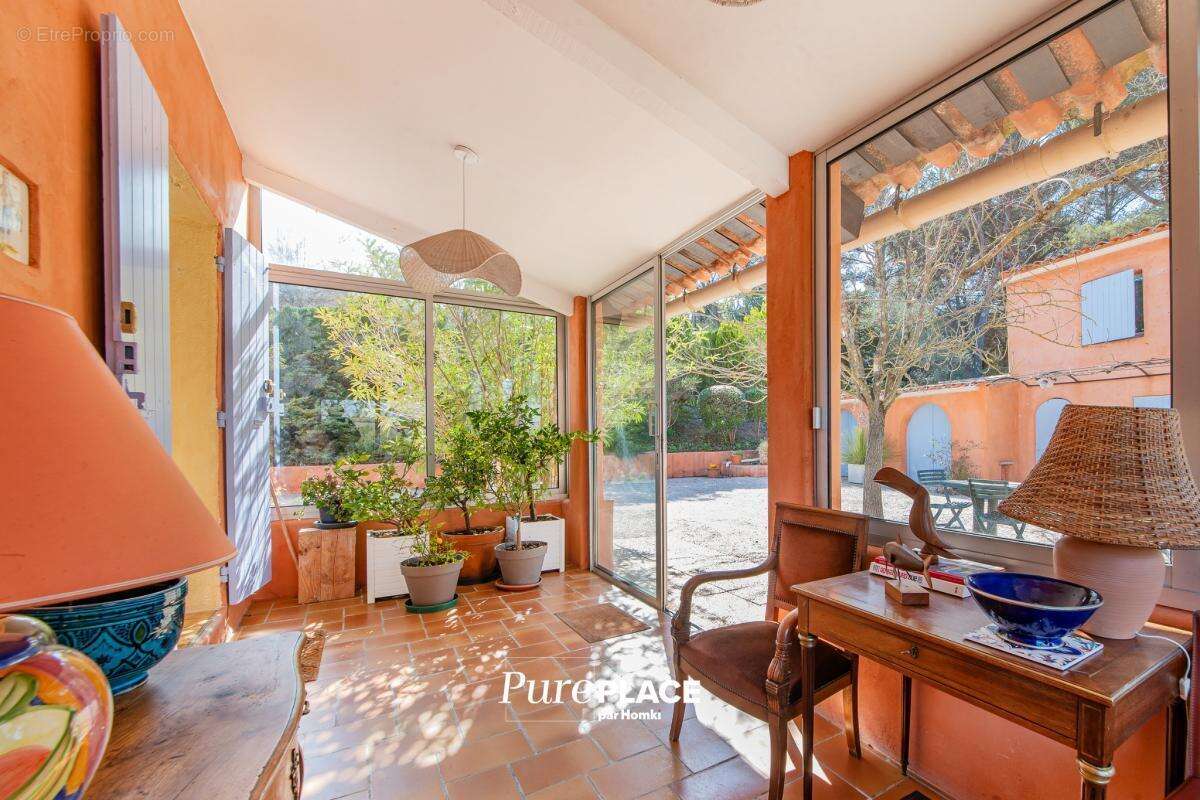 Maison T7 de 209 m2 sur 6600 m2 de terrain avec piscine à Aix-en-Provence - photo 7