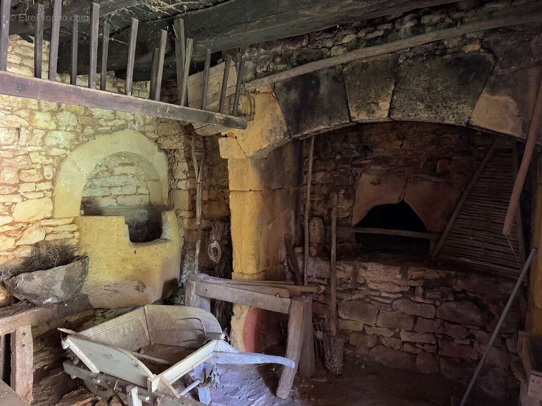 Très bel ensemble périgourdin aux toitures de lauzes a restaurer. - photo 20
