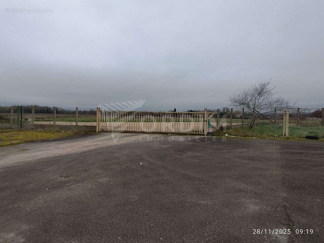 Commerce à MONETEAU