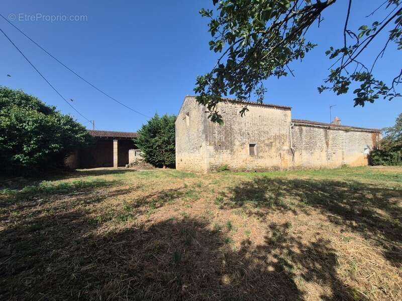 Maison charentaise à rénover avec nombreuses dépendances – Archingeay 17380 - photo 3