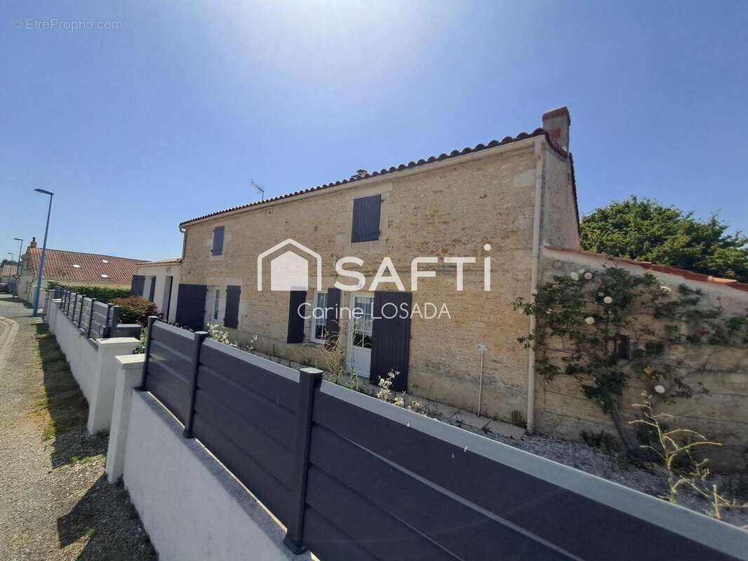 Maison 209 m² à Les Magnils-Reigniers  - photo 2