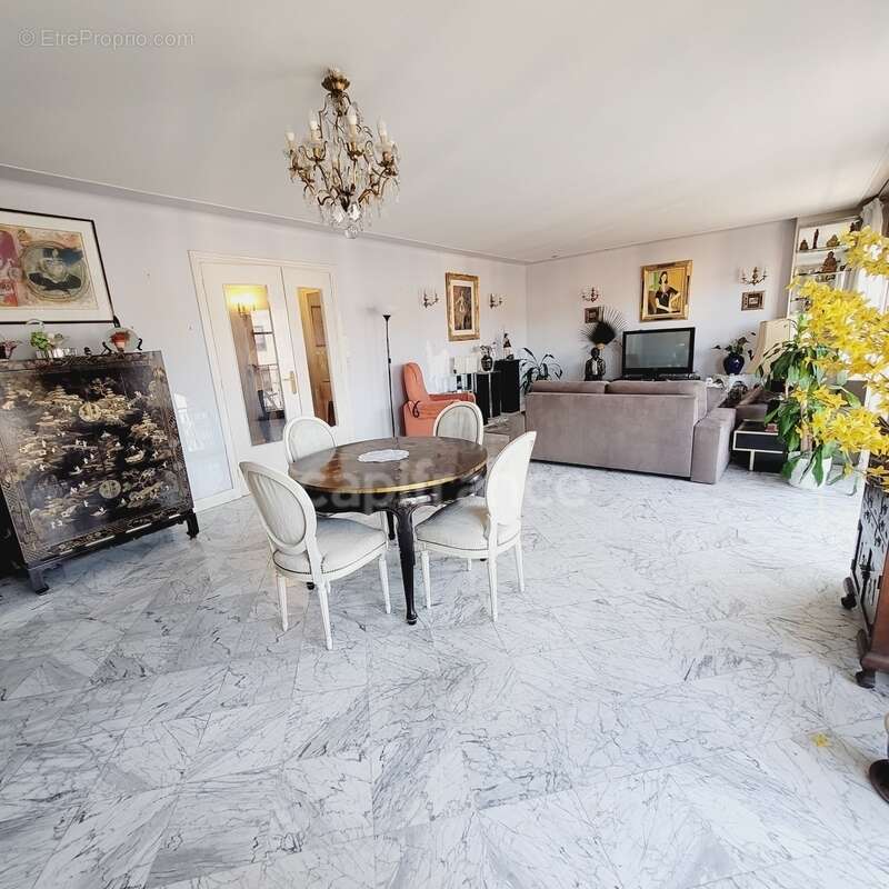 Appartement à CHARENTON-LE-PONT