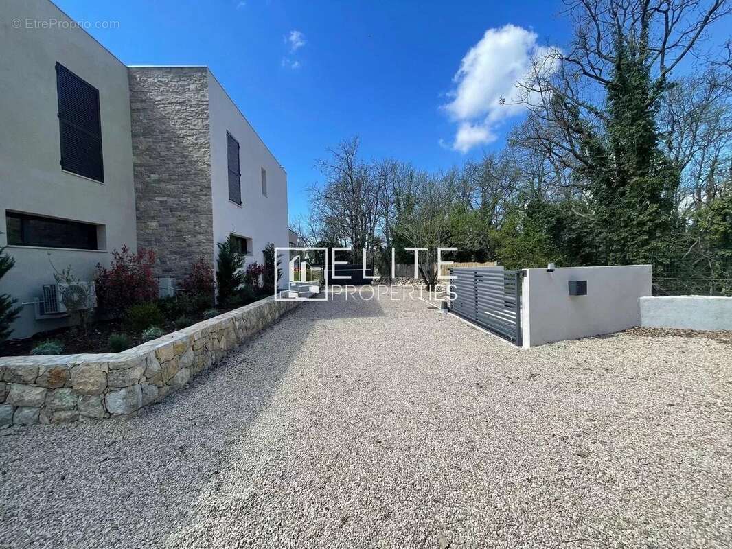 Maison à SAINT-CEZAIRE-SUR-SIAGNE