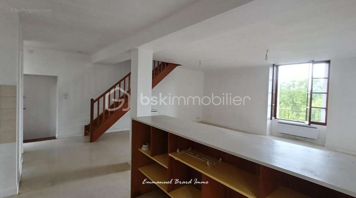 À vendre – immeuble de 4 logements au cœur de la cité médiévale de lusignan - photo 9