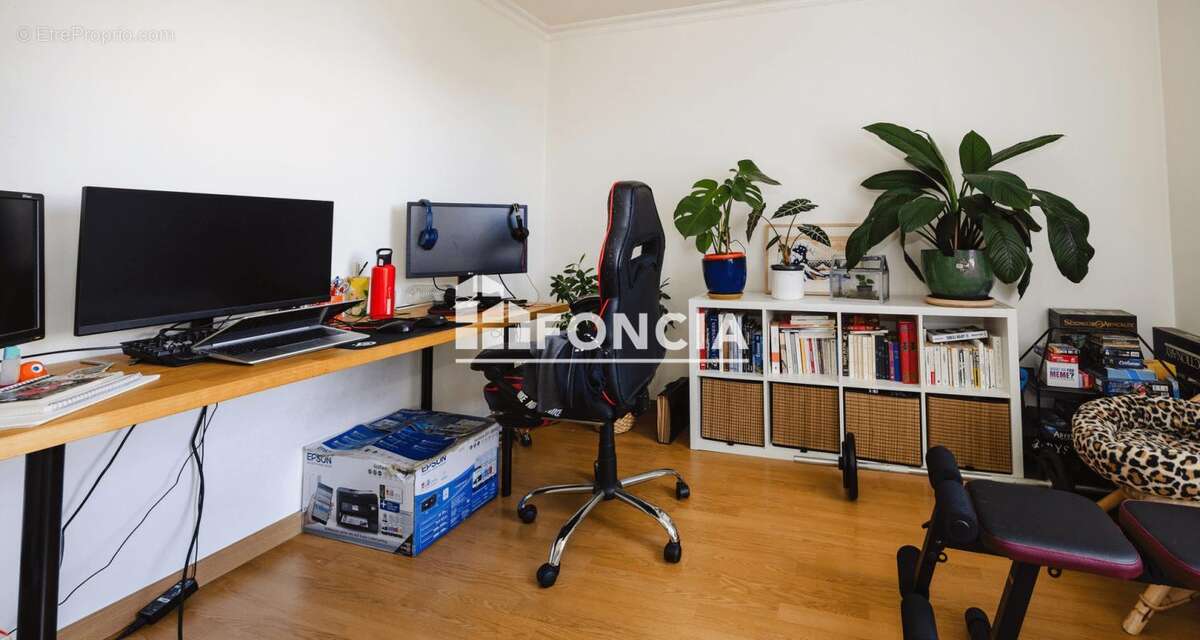 Appartement t4 - 83m2 - face au metro henri freville - photo 4